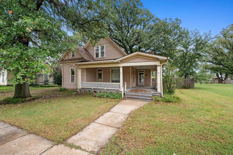 612 N Commercial Ave, Sedgwick, KS 67135
