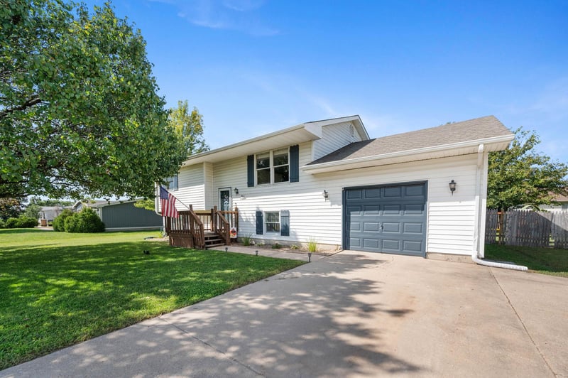 409 S Main St, Benton, KS 67017