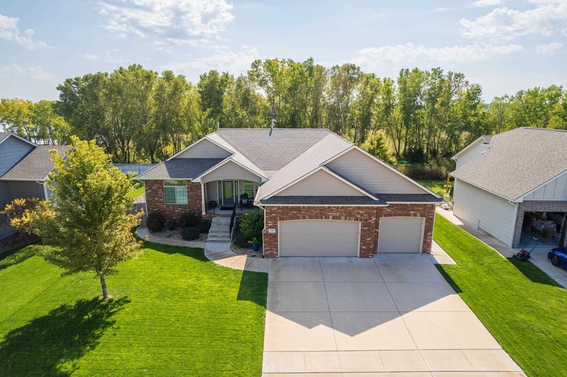 3325 S Bluelake Ct, Wichita, KS 67215