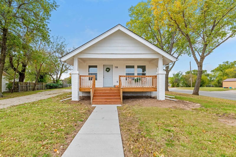 118 N 5th St, Conway Springs, KS 67031