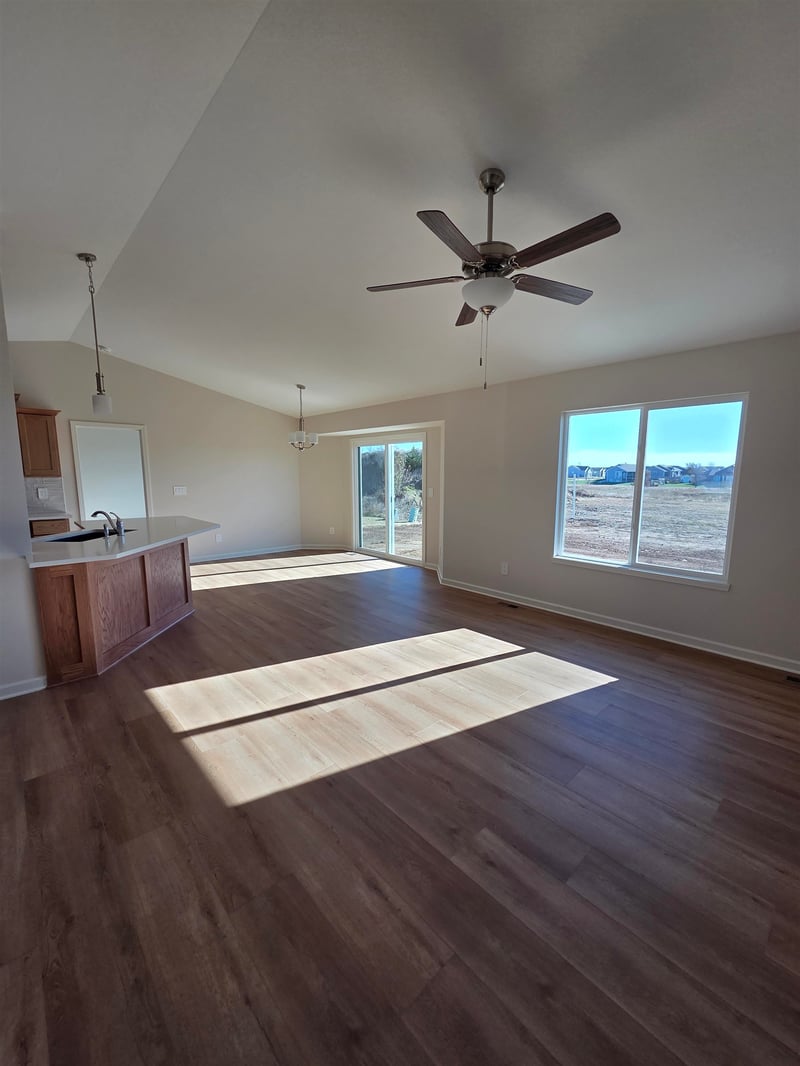 215 Summer Dr, Newton, KS 67114