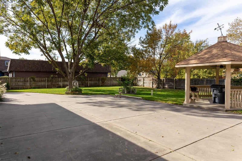 335 S Fairhaven Rd, Wichita, KS 67209