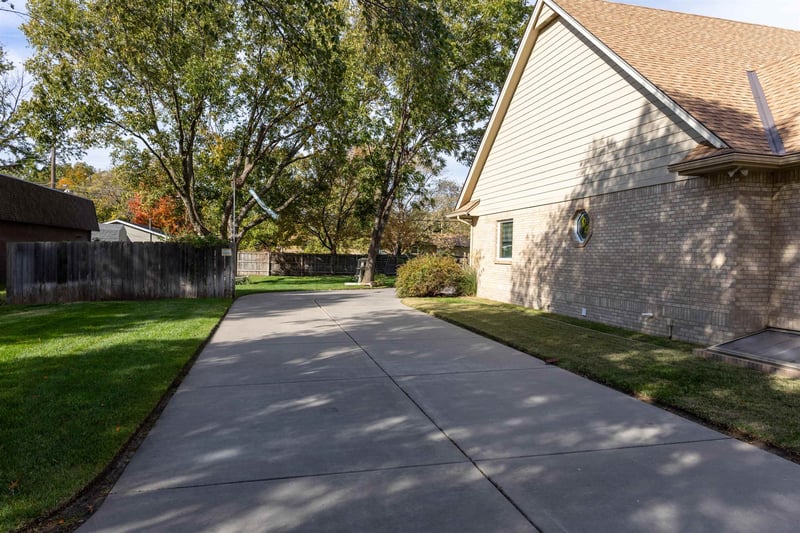 335 S Fairhaven Rd, Wichita, KS 67209