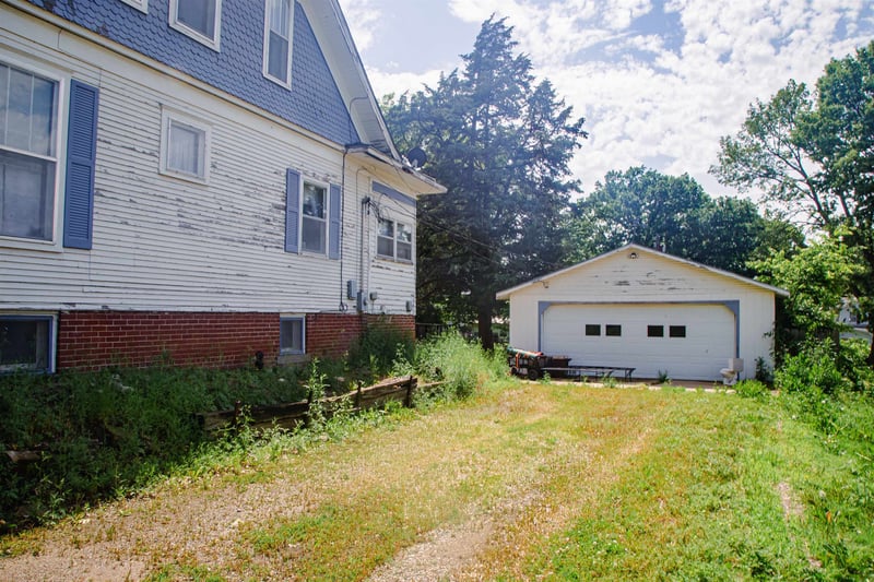 115 5th St, Fredonia, KS 66736