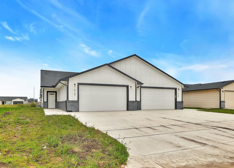 9167 E Chris St, Bel Aire, KS 67226