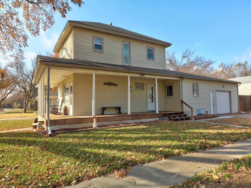 200 W Thornton St, Moundridge, KS 67107