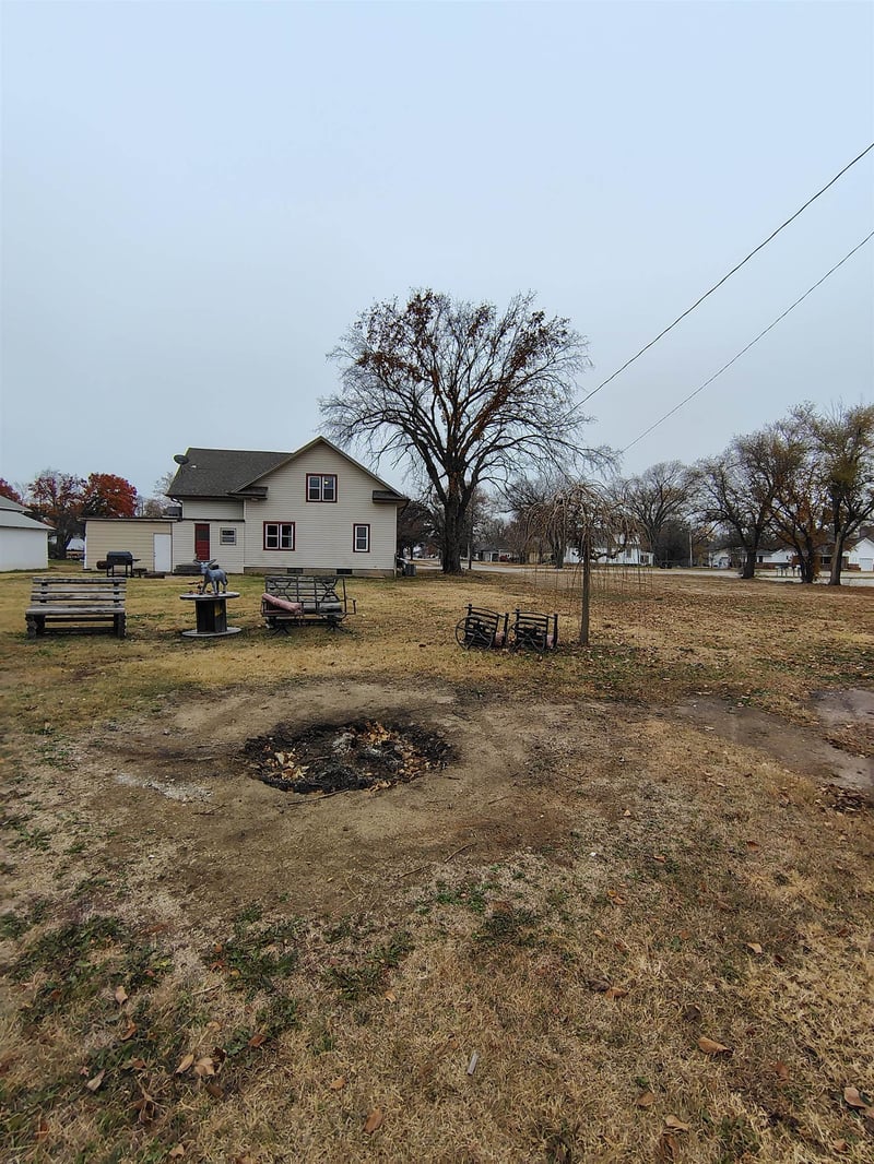 404 E Main St, Pretty Prairie, KS 67570