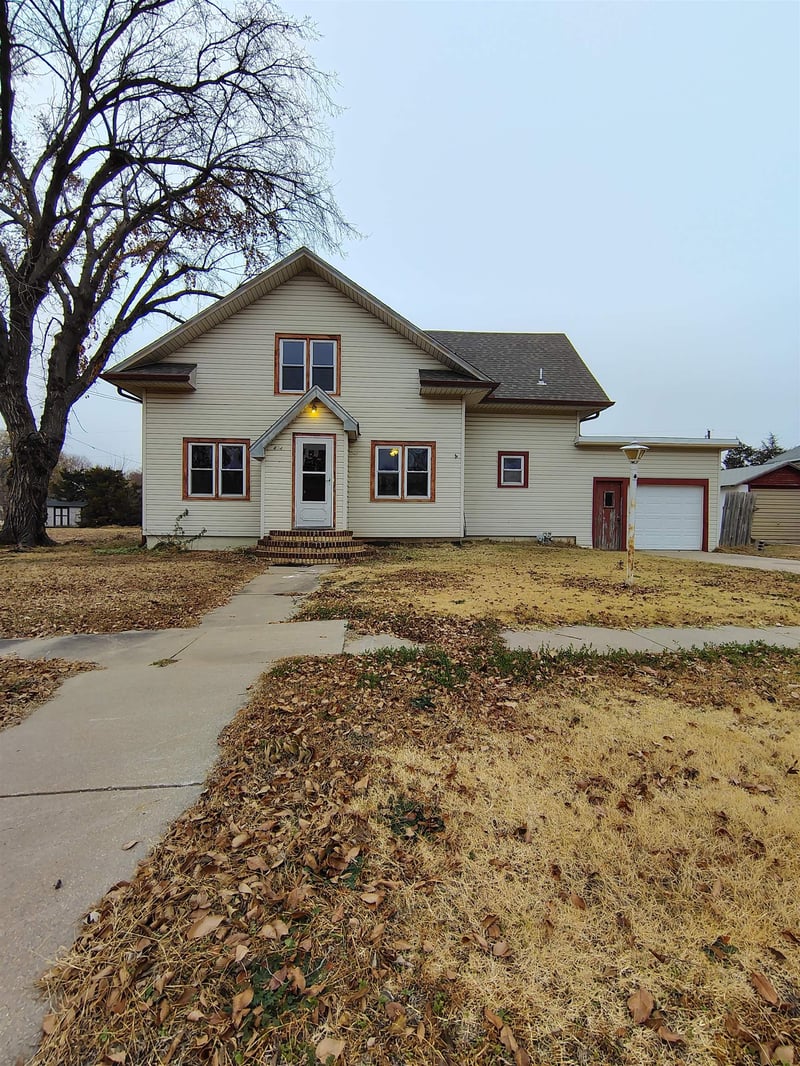 404 E Main St, Pretty Prairie, KS 67570