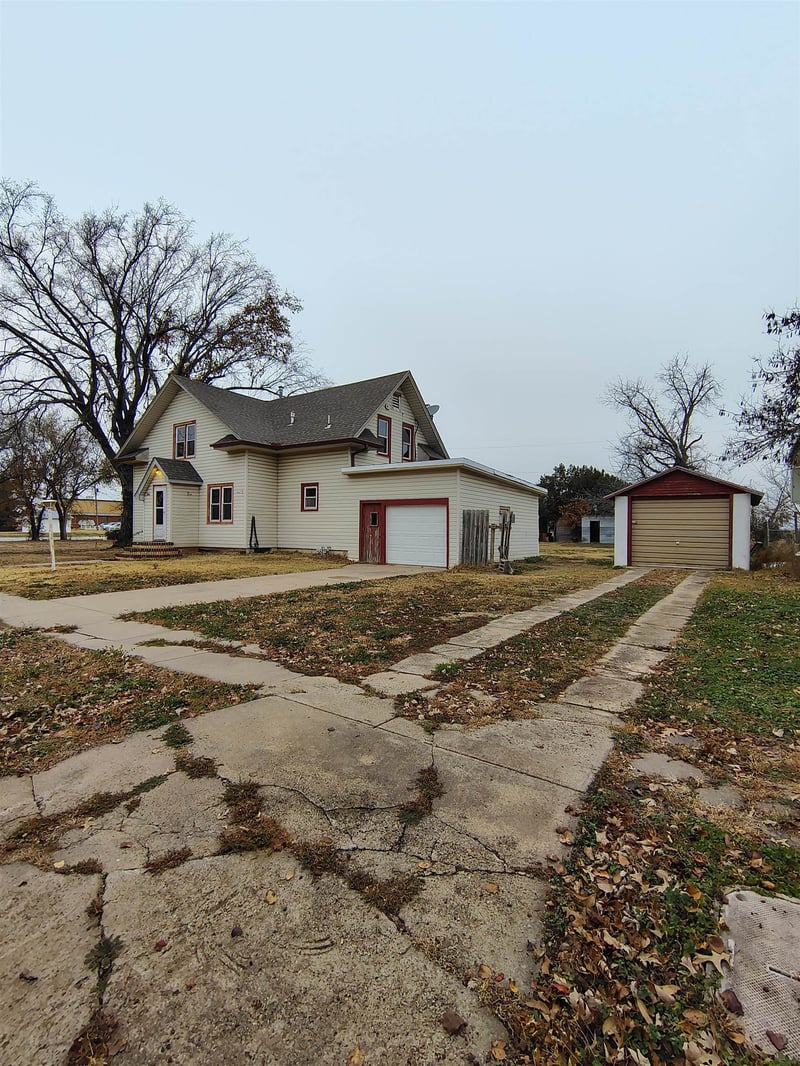 404 E Main St, Pretty Prairie, KS 67570