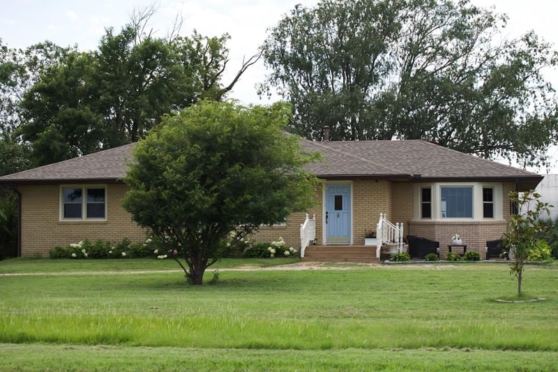 631 Maize Rd, Wellington, KS 67152