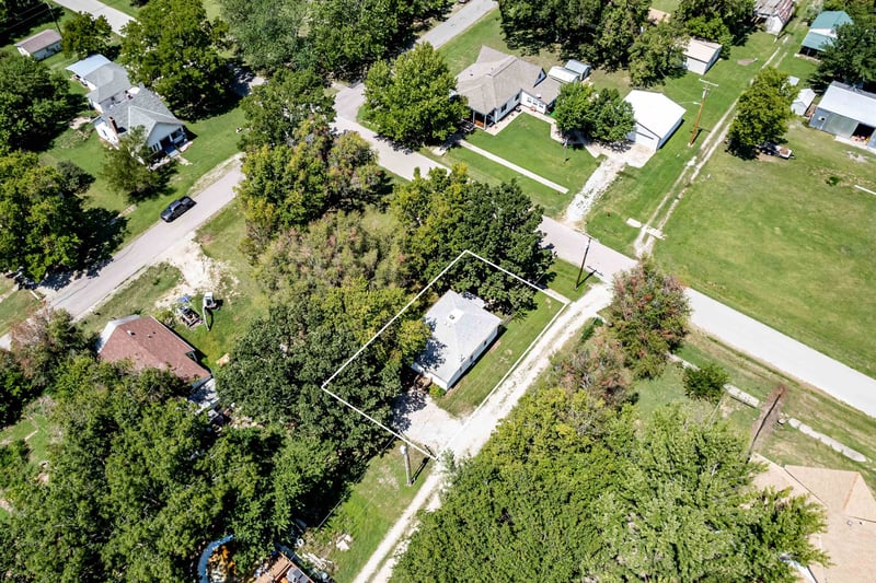329 W Adams St, Howard, KS 67349
