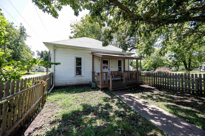 329 W Adams St, Howard, KS 67349