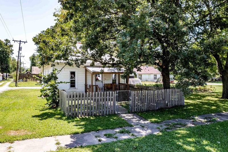 329 W Adams St, Howard, KS 67349