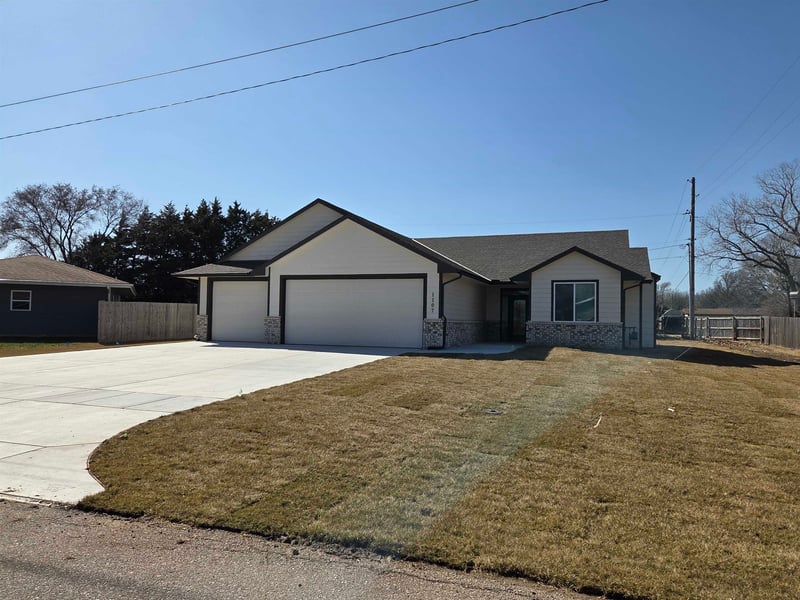 1107 N Main St, Rose Hill, KS 67133