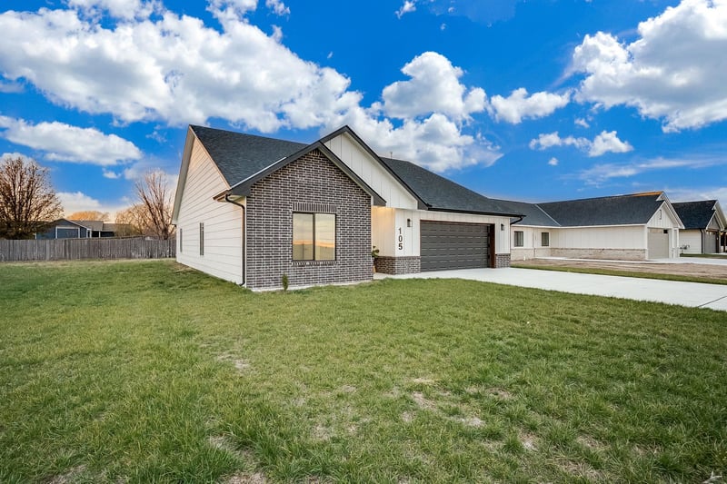 105 Oxford Ave, Bentley, KS 67016