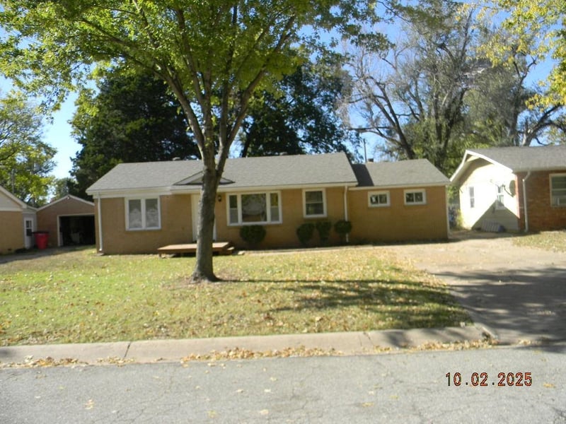 215 Sunset Ave, Haysville, KS 67060