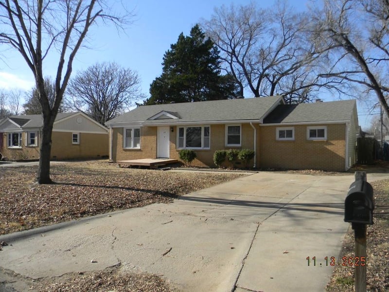 215 Sunset Ave, Haysville, KS 67060