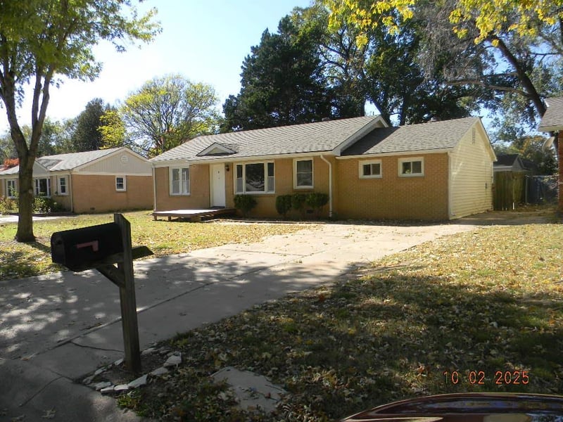 215 Sunset Ave, Haysville, KS 67060