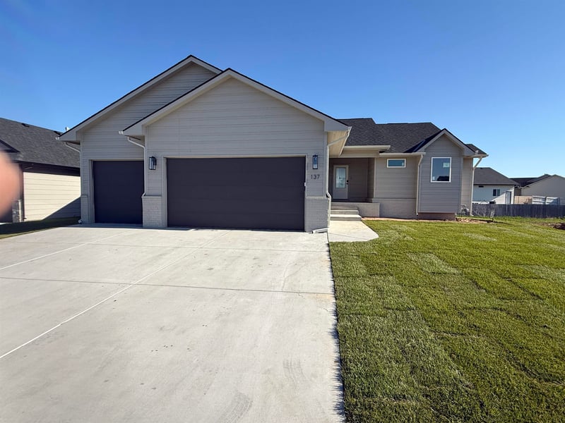 137 Poplar Cir, Goddard, KS 67052