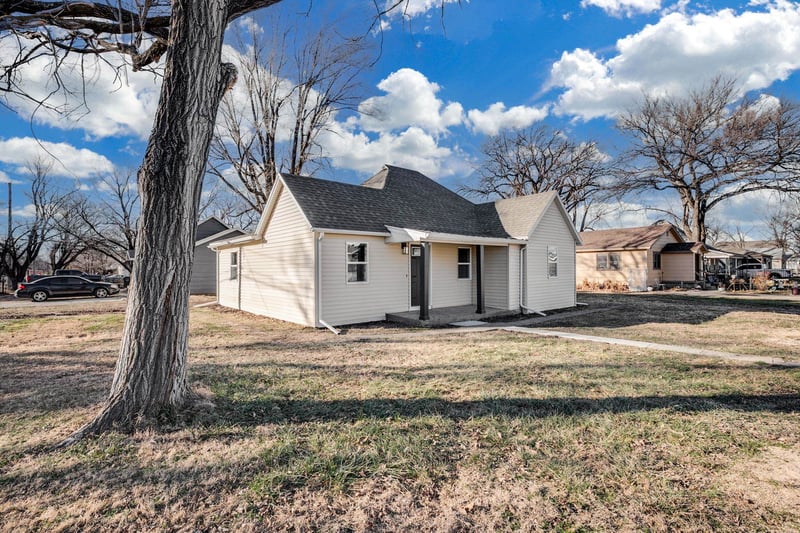 1203 N Logan St, Newton, KS 67114-2343