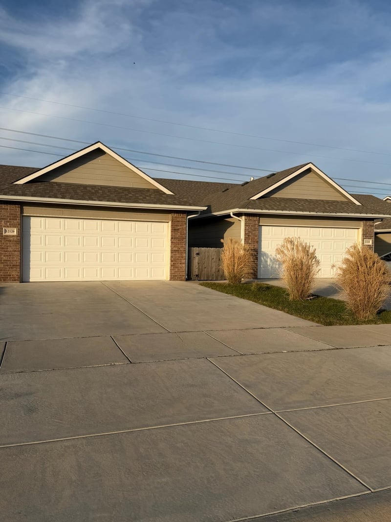 12118-12120 33rd St N, Wichita, KS 67205