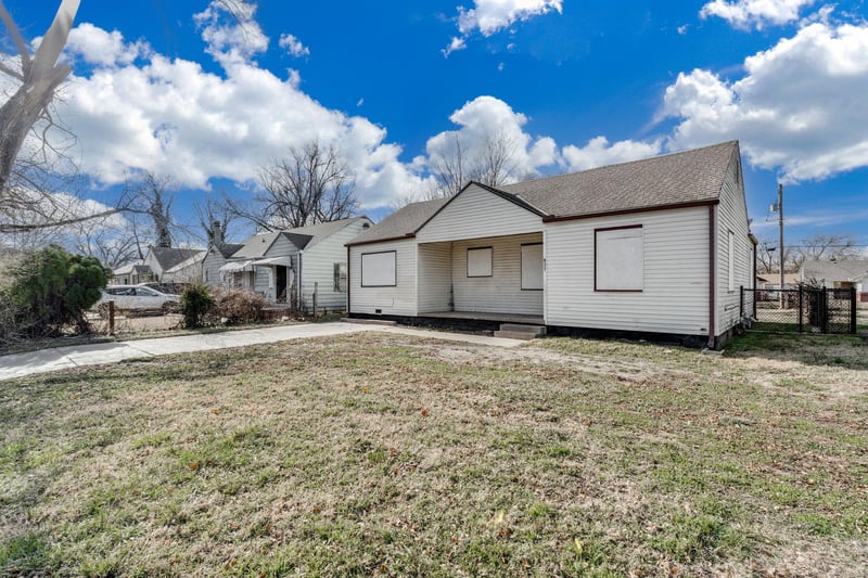 827 N Poplar St, Wichita, KS 67214