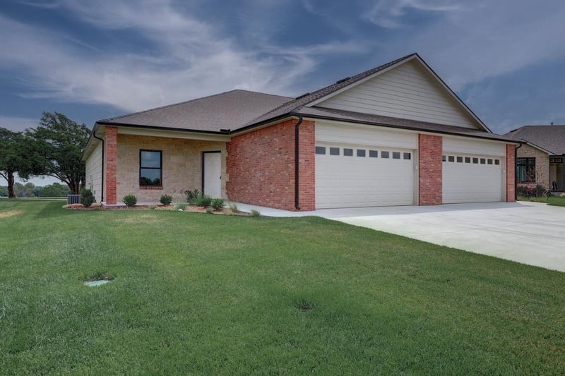 3112 Long Ct, Winfield, KS 67156