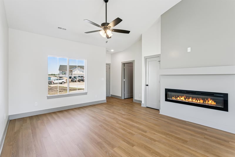 1611 Midway Ct, Valley Center, KS 67147