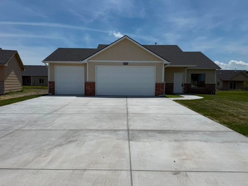 1611 Midway Ct, Valley Center, KS 67147