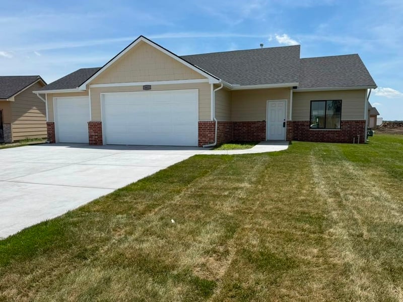 1611 Midway Ct, Valley Center, KS 67147