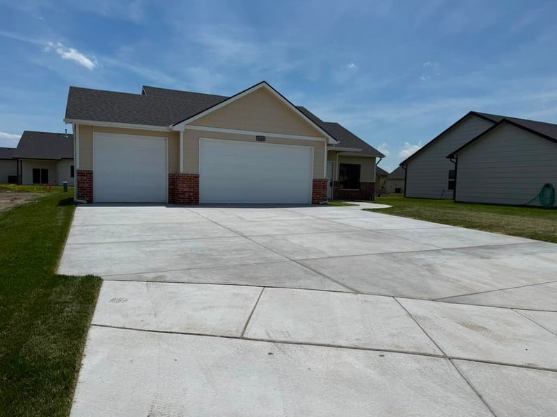 1611 Midway Ct, Valley Center, KS 67147