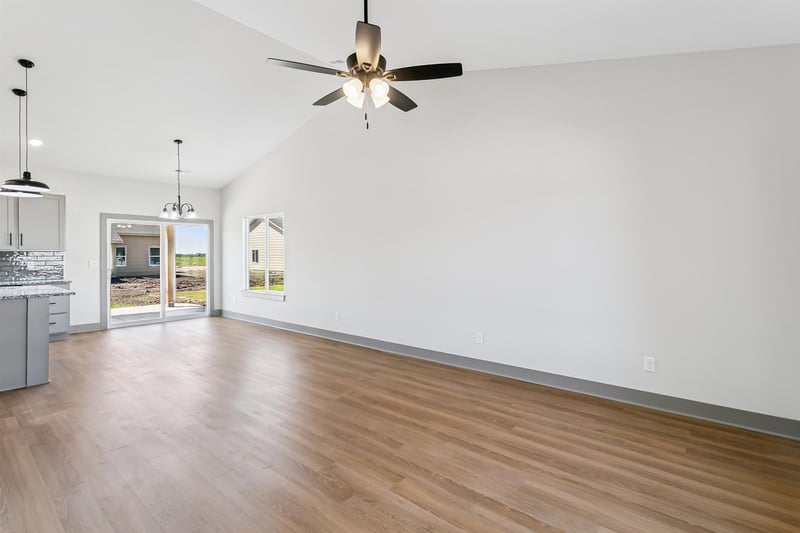 1611 Midway Ct, Valley Center, KS 67147