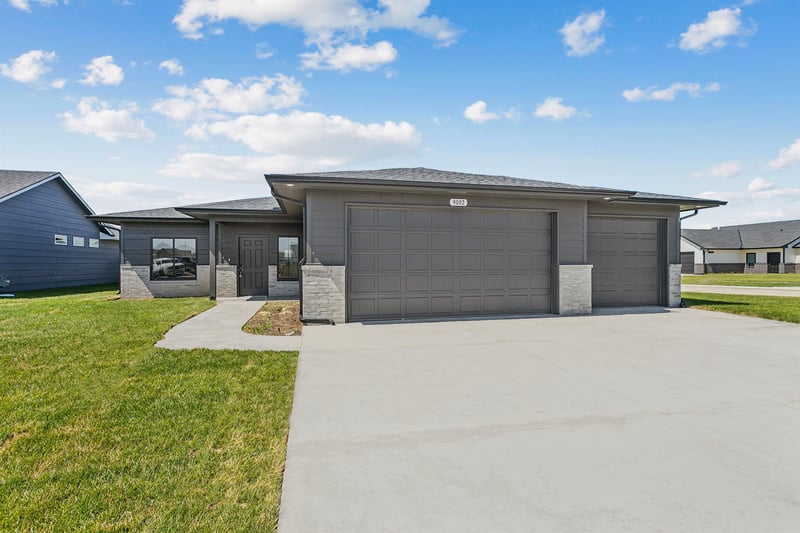 9002 Forbes Cir, Bel Aire, KS 67226
