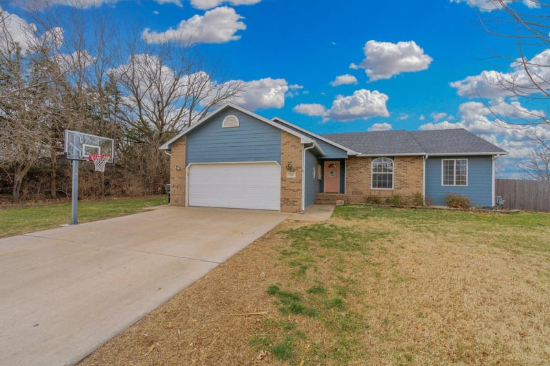 407 N Kansas St, Haven, KS 67543