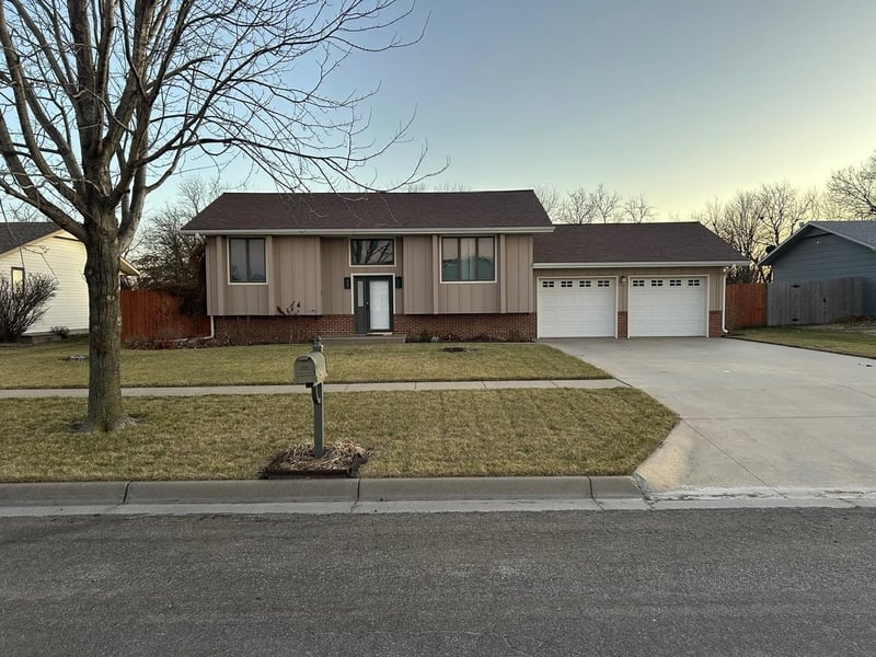 211 Wollmann St, Moundridge, KS 67107
