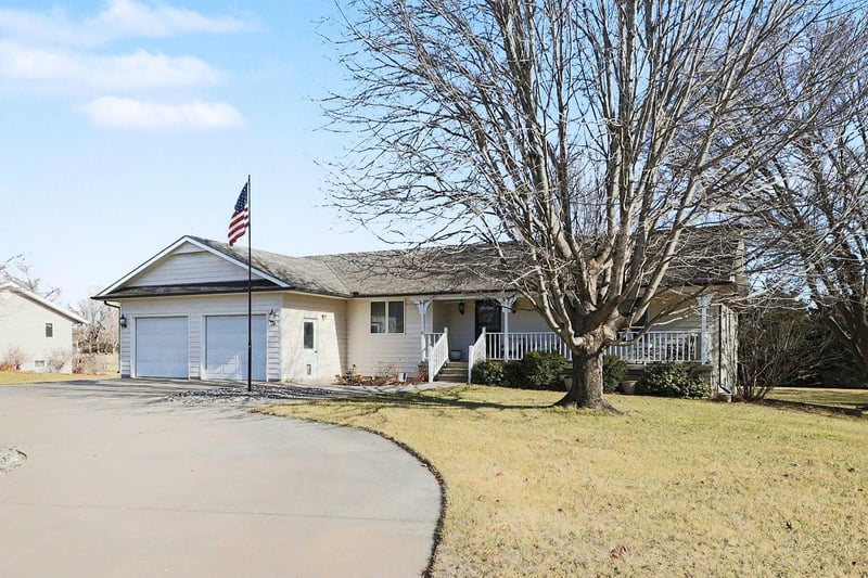 131 Blake Ave, Moundridge, KS 67107