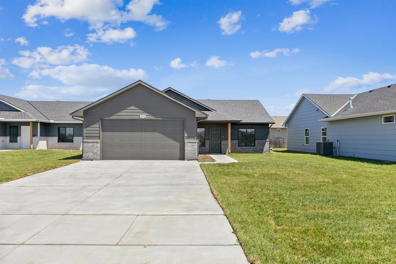 8968 Forbes Cir, Bel Aire, KS 67226