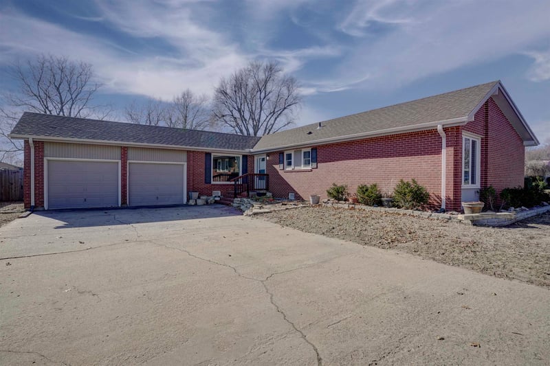 1029 Highland Dr, Arkansas City, KS 67005