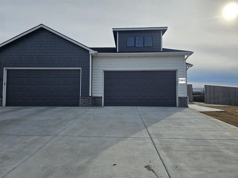5341-5343 Pinecrest Ct N, Bel Aire, KS 67220