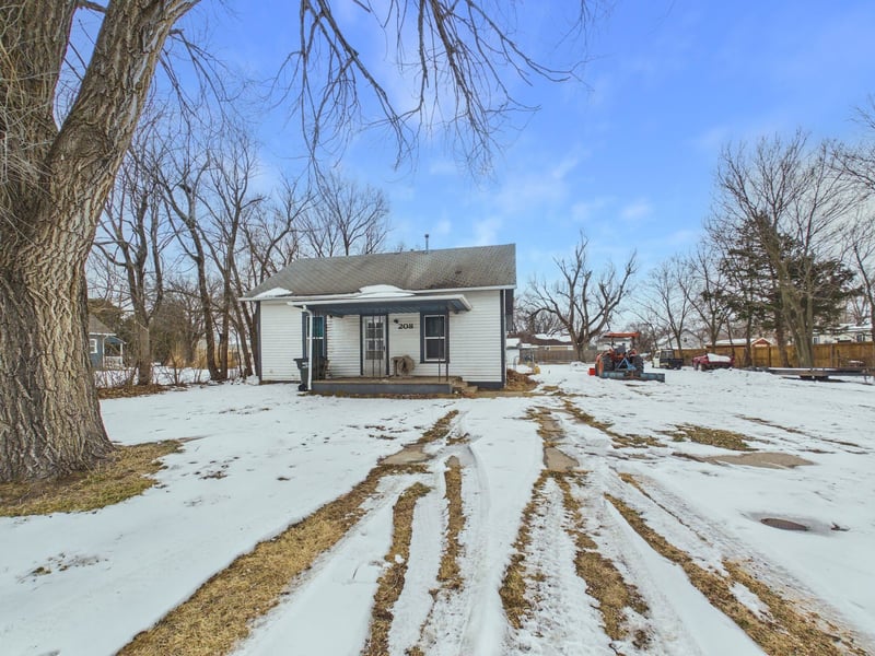 208 Sedgwick Ave, Burrton, KS 67020