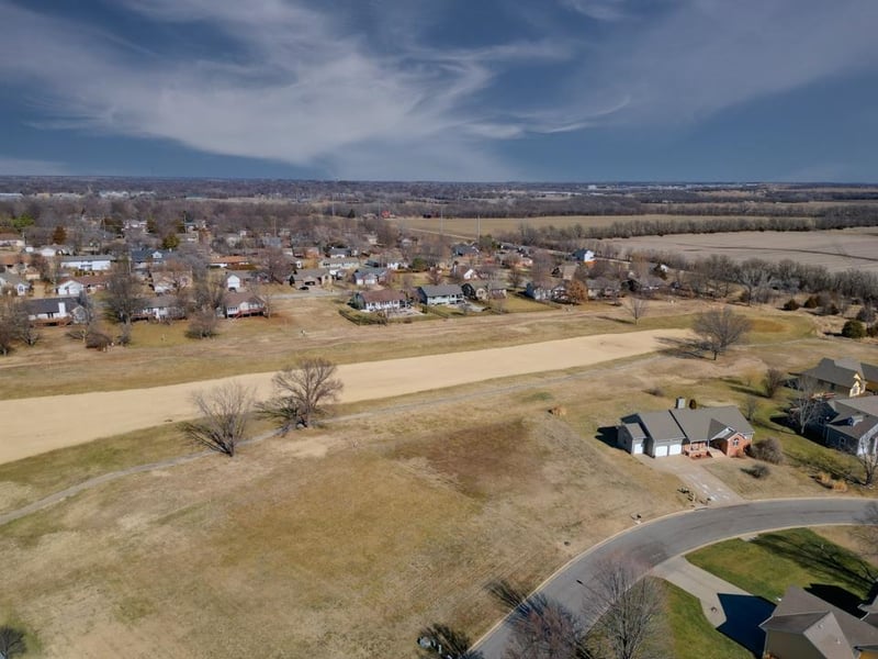 624 Quail Nest Rd, Winfield, KS 67156
