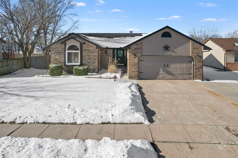 5433 S Stoneborough St, Wichita, KS 67217