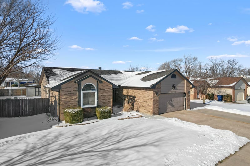 5433 S Stoneborough St, Wichita, KS 67217