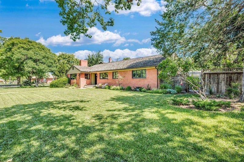 304 S Courtleigh Dr, Wichita, KS 67218