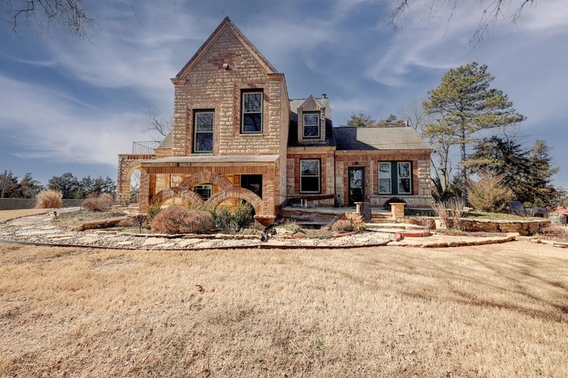 1702 Simpson Ave, Winfield, KS 67156