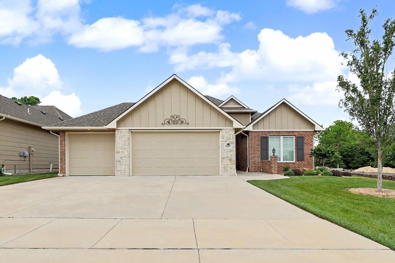 6237 Central Park Ct, Bel Aire, KS 67220