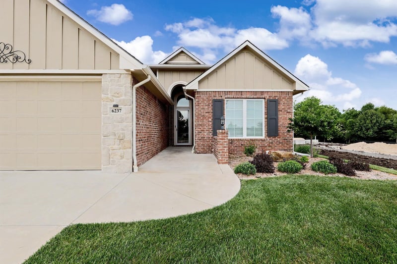 6237 Central Park Ct, Bel Aire, KS 67220