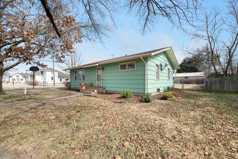 120 S Plum St, Pretty Prairie, KS 67570