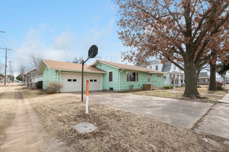 120 S Plum St, Pretty Prairie, KS 67570