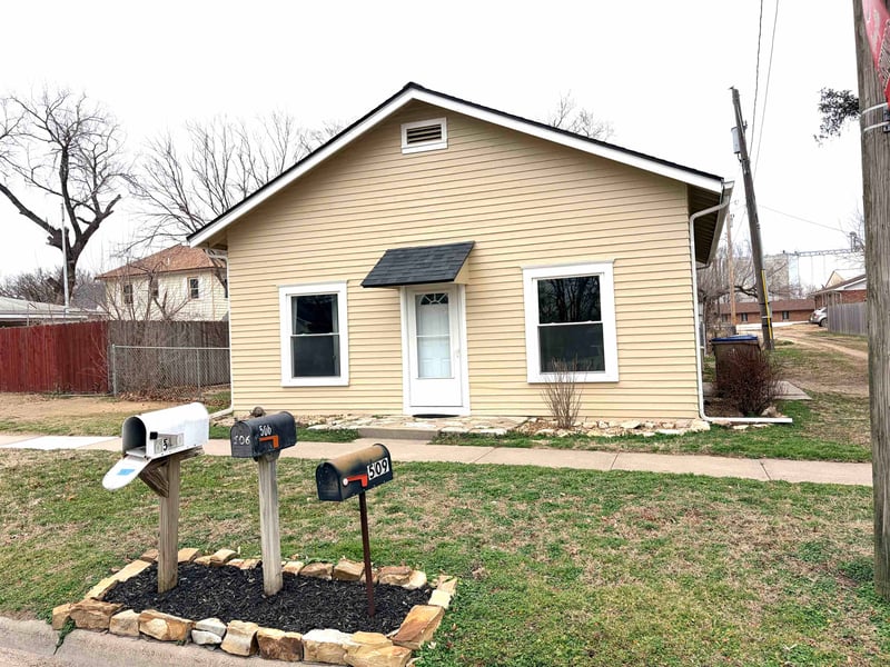506 N Madison Ave, Sedgwick, KS 67135